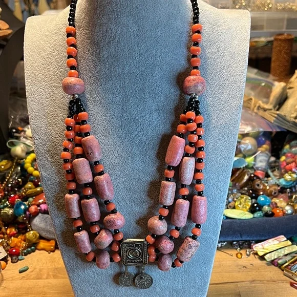 Elegant pink  and Black Beaded Necklace - Picture 5 of 6